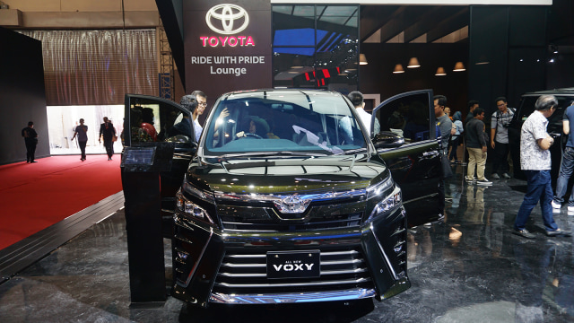 Mobil Toyota New Voxy pada pameran GIIAS 2018 di ICE, BSD, Tangerang, Sabtu (4/8). (Foto: Aditia Noviansyah/kumparan)