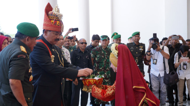 Panglima TNI Marsekal Hadi Tjahjanto menerima gelar kehormatan adat Aceh Sri Lilawangsa dari lembaga adat Wali Nanggroe Aceh. (Foto: Zuhri Noviandi/kumparan)