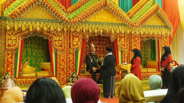 Panglima TNI Marsekal Hadi Tjahjanto menerima gelar kehormatan adat Aceh Sri Lilawangsa dari lembaga adat Wali Nanggroe Aceh. (Foto: Zuhri Noviandi/kumparan)