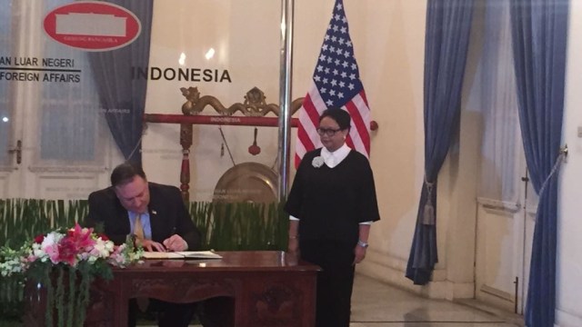 Menteri luar negeri Retno marsudi menerima kedatangan Menlu AS Mike Pompeo (Foto: Paulina Herasmanindar/kumparan)