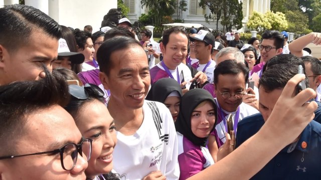 Presiden Joko Widodo, bersama para pegiat olahraga dan pegiat media sosial di Istana Kepresidenan Bogor. (Foto: Rusman/Biro Pers Setpres)