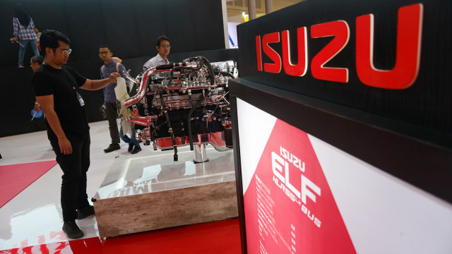 Pengunjung melihat mesin kendaraan produk Isuzu pada pameran GIIAS 2018 di ICE, BSD, Tangerang, Sabtu (4/8). (Foto: Aditia Noviansyah/kumparan)