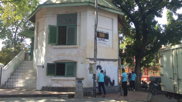 Komunitas di Cirebon Adakan Bersih-Bersih di Gedung Bundar
