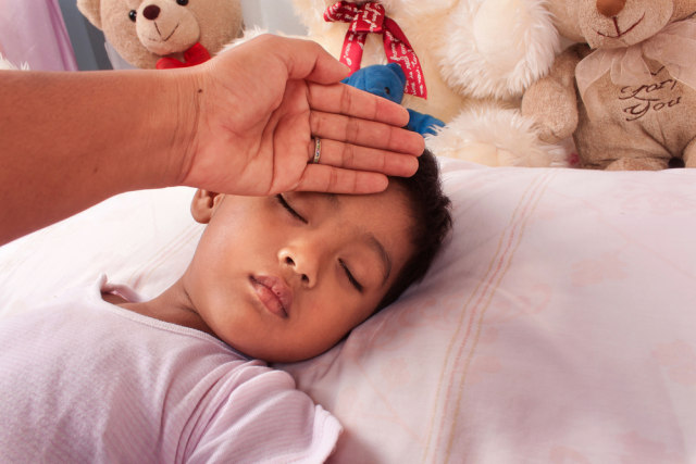 Ilustrasi Anak Demam pada Malam Hari (Foto: Shutterstock)