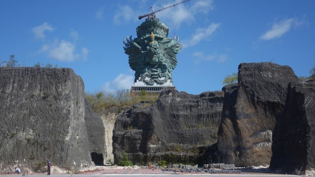 Patung Garuda Wisnu Kencana (GWK) terlihat seusai proses pemasangan modul di Jimbaran, Bali, Kamis (5/7).  Foto: Antara/Wira Suryantala