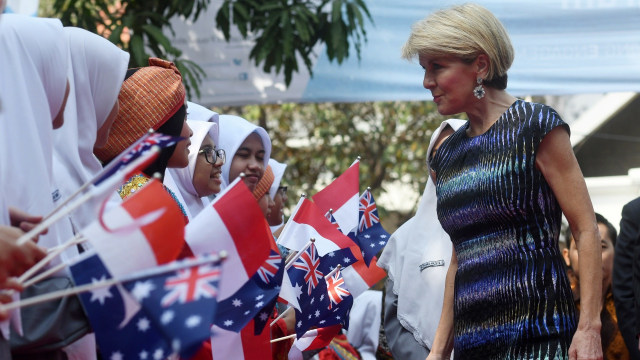 Menteri Luar Negeri Australia Julie Bishop, berbincang dengan siswa saat mengunjungi SMA Muhammadiyah 2 Surabaya, Jawa Timur, Minggu (5/8).  (Foto: ANTARA FOTO/Zabur Karuru)