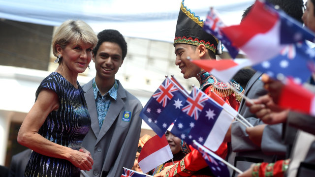 Menteri Luar Negeri Australia Julie Bishop, berbincang dengan siswa saat mengunjungi SMA Muhammadiyah 2 Surabaya, Jawa Timur, Minggu (5/8).  (Foto: ANTARA FOTO/Zabur Karuru)