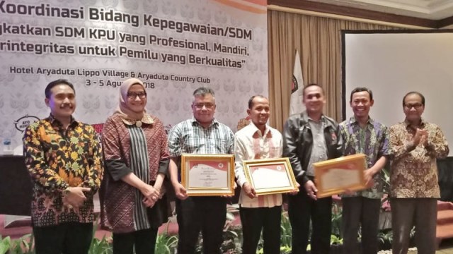KPU Sumatera Utara Terima Penghargaan SDM 