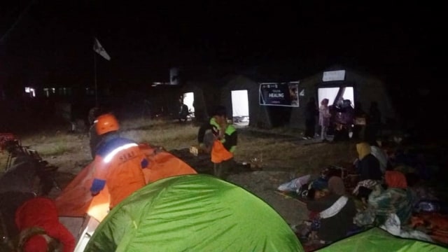 Suasana Tenda Evakuasi TNI AD di lapangan Kecamatan Sembalun, Lombok Timur (5/8). (Foto: Dok. Komandan Rescue ACT Kusmayadi)