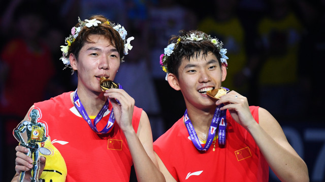 Li Junhui (kiri) dan Liu Yuchen (kanan) mengharumkan nama China dengan menjuarai BWF World Championship 2018 kategori ganda putra. (Foto: Johannes EISELE / AFP)