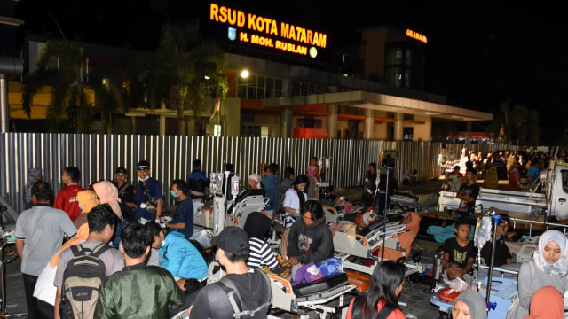 Pasien dievakuasi ke parkiran rumah sakit Kota Mataram pasca gempa bumi berkekuatan 7 pada skala richter (SR) di Mataram, NTB, (5/8).  (Foto: Antara/Ahmad Subaidi)