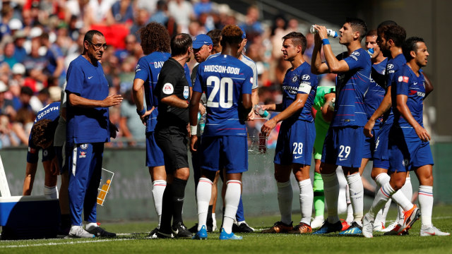 Maurizio Sarri memberikan intruksi kepada para pemain Chelsea. (Foto: Reuters/John Sibley)