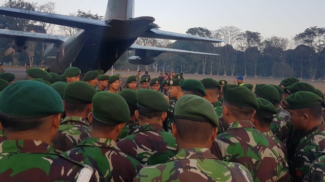 TNI berangkat ke Lombok bantu korban gempa. (Foto: Dok. Puspen TNI)