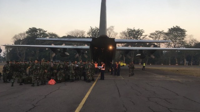 TNI berangkat ke Lombok bantu korban gempa. (Foto: Dok. Puspen TNI)