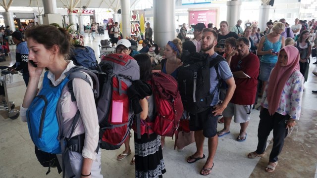 Suasana di lobi Bandara Internasional Lombok, Praya, Lombok Tengah, NTB, Senin (6/8). (Foto: Jamal Ramadhan/kumparan)