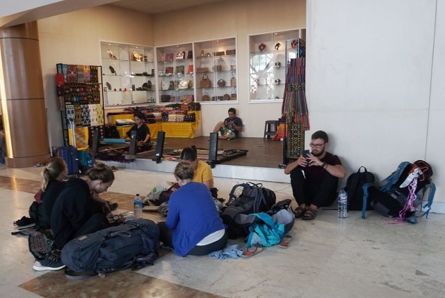 Suasana di lobi Bandara Internasional Lombok, Praya, Lombok Tengah, NTB, Senin (6/8). (Foto: Jamal Ramadhan/kumparan)