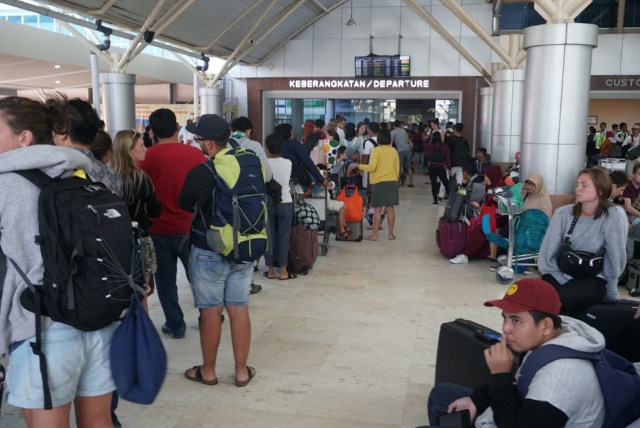 Suasana di lobi Bandara Internasional Lombok, Praya, Lombok Tengah, NTB, Senin (6/8). (Foto: Jamal Ramadhan/kumparan)