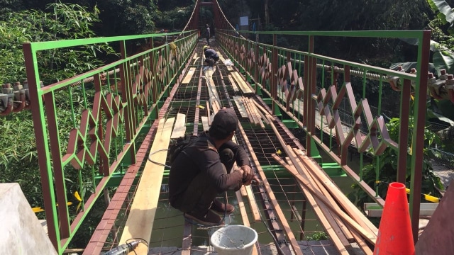Pembangunan jembatan Indiana Jones Srengseng Sawah, Jakarta Selatan, Senin (6/8). (Foto: Yuana Fatwalloh/kumparan)