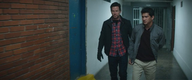 Iko Uwais dan Mark Wahlberg di film Mile 22 Foto: STX Films