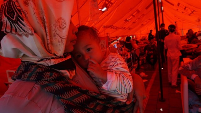 Sejumlah pasien dan korban gempa dirawat di tenda darurat di halaman RSUD Mataram, Senin (6/8). (Foto: Jamal Ramadhan/kumparan)