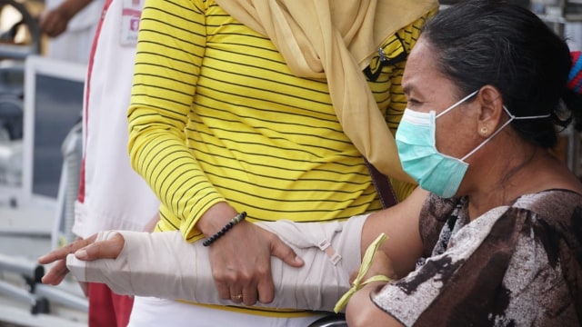 Sejumlah pasien dan korban gempa dirawat di tenda darurat di halaman RSUD Mataram, Senin (6/8). (Foto: Jamal Ramadhan/kumparan)