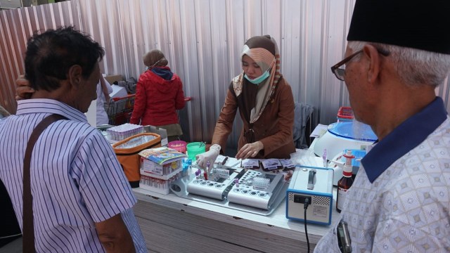 Petugas menyiapkan obat untuk pasien dan korban gempa dirawat di tenda darurat di halaman RSUD Mataram, Senin (6/8). (Foto: Jamal Ramadhan/kumparan)