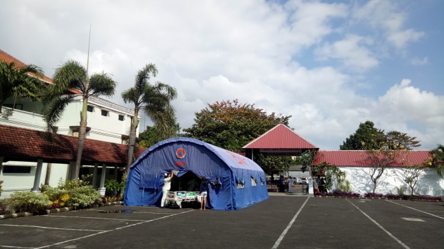 Pasien di RSUP Sanglah masih dievakuasi di tenda darurat BNPB, Senin (6/8). (Foto: Cisilia Agustina Siahaan/kumparan)