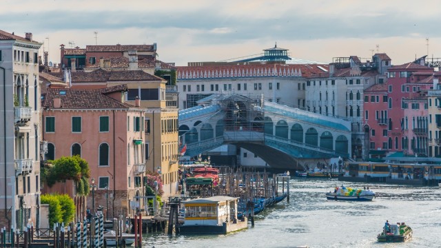 Dermaga salah satu kanal di Venesia. (Foto: Pixabay.)