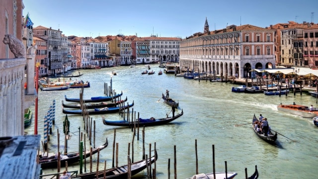 Suasana salah satu kanal di Venesia. (Foto: Pixabay.)