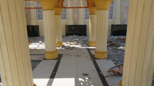 Kondisi luar Masjid Hubbul Wathan Islamic Center di NTB pasca gempa Lombok, Senin (6/8). (Foto: Jamal Ramadhan/kumparan)