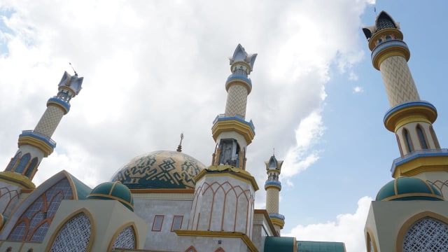 Kondisi luar Masjid Hubbul Wathan Islamic Center di NTB pasca gempa Lombok, Senin (6/8). (Foto: Jamal Ramadhan/kumparan)