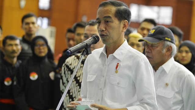 Presiden Joko Widodo (tengah) berikan keterangan pers terkait gempa Lombok berkekuatan 7 Magnitudo seusai meninjau latihan pelatnas Pencak Silat di TMII, Jakarta, Senin (6/8). (Foto: ANTARA FOTO/Wahyu Putro A)