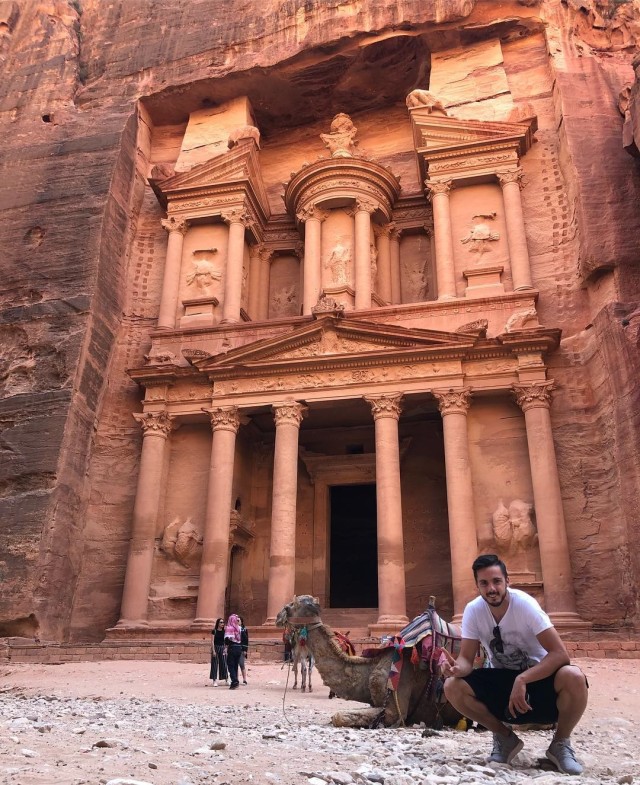 Pablo Sarabia berfoto dengan seekor unta di Petra, Yordania Selatan. (Foto: Instagram/pablosarabia92)