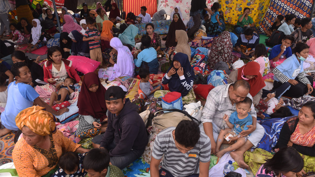 Pengungsi beristirahat dalam tenda darurat yang dibangun di sekitar pemukiman tempat tinggal mereka di Lombok Barat, Nusa Tenggara Barat, Senin (6/8). (Foto: ANTARA FOTO/Zabur Karuru)