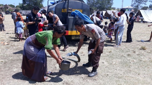 Polri berikan bantuan air bersih untuk masyarakat korban gempa Lombok, Senin (6/8). (Foto: Dok. Polri)