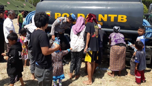 Polri berikan bantuan air bersih untuk masyarakat korban gempa Lombok, Senin (6/8). (Foto: Dok. Polri)
