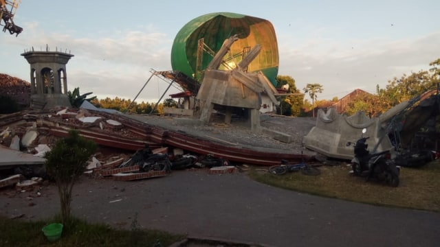 Kondisi korban yang tertimpa puing masjid di Lombok Utara, Senin (6/8). (Foto: Twitter @Sutopo_PN)