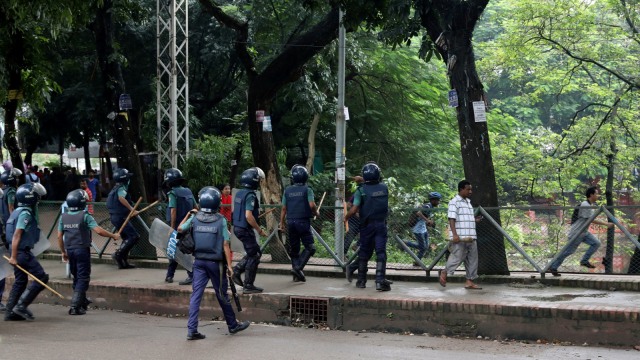 Aksi mahasiswa di Bangladesh (6/8). (Foto: REUTERS/Mohammad Ponir Hossain)