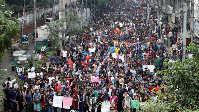 Aksi mahasiswa di Bangladesh (6/8). (Foto: REUTERS/Mohammad Ponir Hossain)