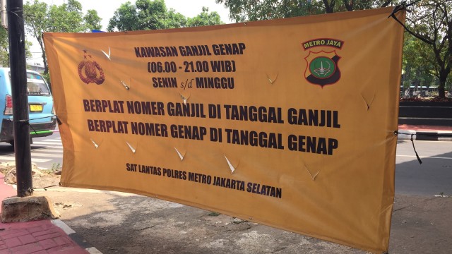 Spanduk aturan ganjil-genap di simpang Kartini, Pondok Indah, Jakarta Selatan, Senin (6/8). (Foto: Yuana Fatwalloh/kumparan)