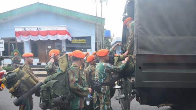 Prajurit Kopaskhas bantu penanggulangan gempa Lombok, Nusa Tenggara Barat, Senin (6/8). (Foto: dok. Pen Lanud Halim Perdanakusuma)