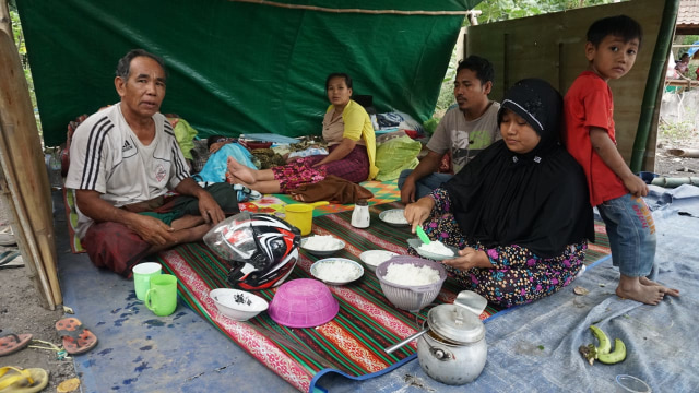 Warga terdampak gempa bumi di Dusun Wadon, Desa Kekait, Kecamatan Gunung Sari, Kab. Lombok Utara, NTB, Senin (6/8). (Foto: Jamal Ramadhan/kumparan)