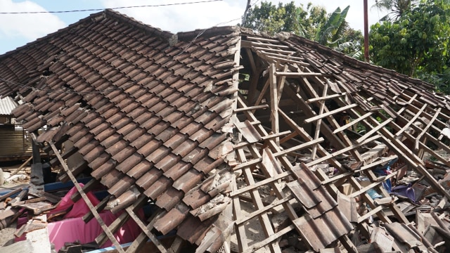 Puing reruntuhan bangunan di Dusun Wadon, Desa Kekait, Kecamatan Gunung Sari, Kab. Lombok Utara, NTB, Senin (6/8). (Foto: Jamal Ramadhan/kumparan)