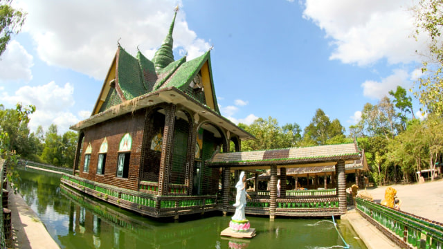 Lanskap Kuil Wat Pa Maha Chedi Kaew. (Foto: Flickr /icon0.com)
