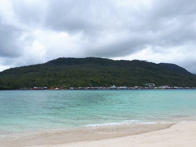 Pasir putih dan air laut kehijauan membuat cantik pulau ini. (Foto: Andari Novianti/kumparan)