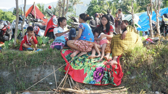 Suasana korban terdampak gempa di tempat pengungsian korban gempa Desa Menggala, Kec. Pemenang, Kab. Lombok Utara, NTB, Senin (6/8). (Foto: Jamal Ramadhan/kumparan)