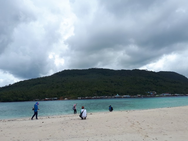 Wisatawan yang bermain di Pulau Sedanau. (Foto: Andari Novianti/kumparan)