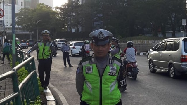 Polisi tilang aturan ganjil-genap di kawasan Pondok Indah, Jakarta Selatan, Senin (6/8). (Foto: Yuana Fatwallah/kumparan)