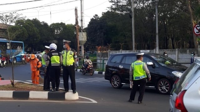 Polisi tilang aturan ganjil-genap di kawasan Pondok Indah, Jakarta Selatan, Senin (6/8). (Foto: Yuana Fatwallah/kumparan)