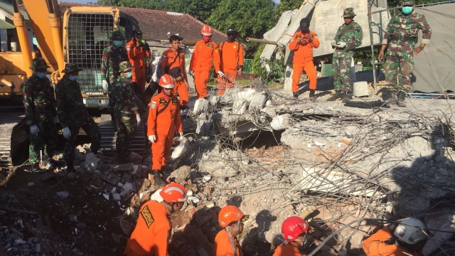 Proses evakuasi warga yang tertimpa reruntuhan mesjid di Lombok Utara, Senin (6/8). (Foto: Mirsan/kumparan)